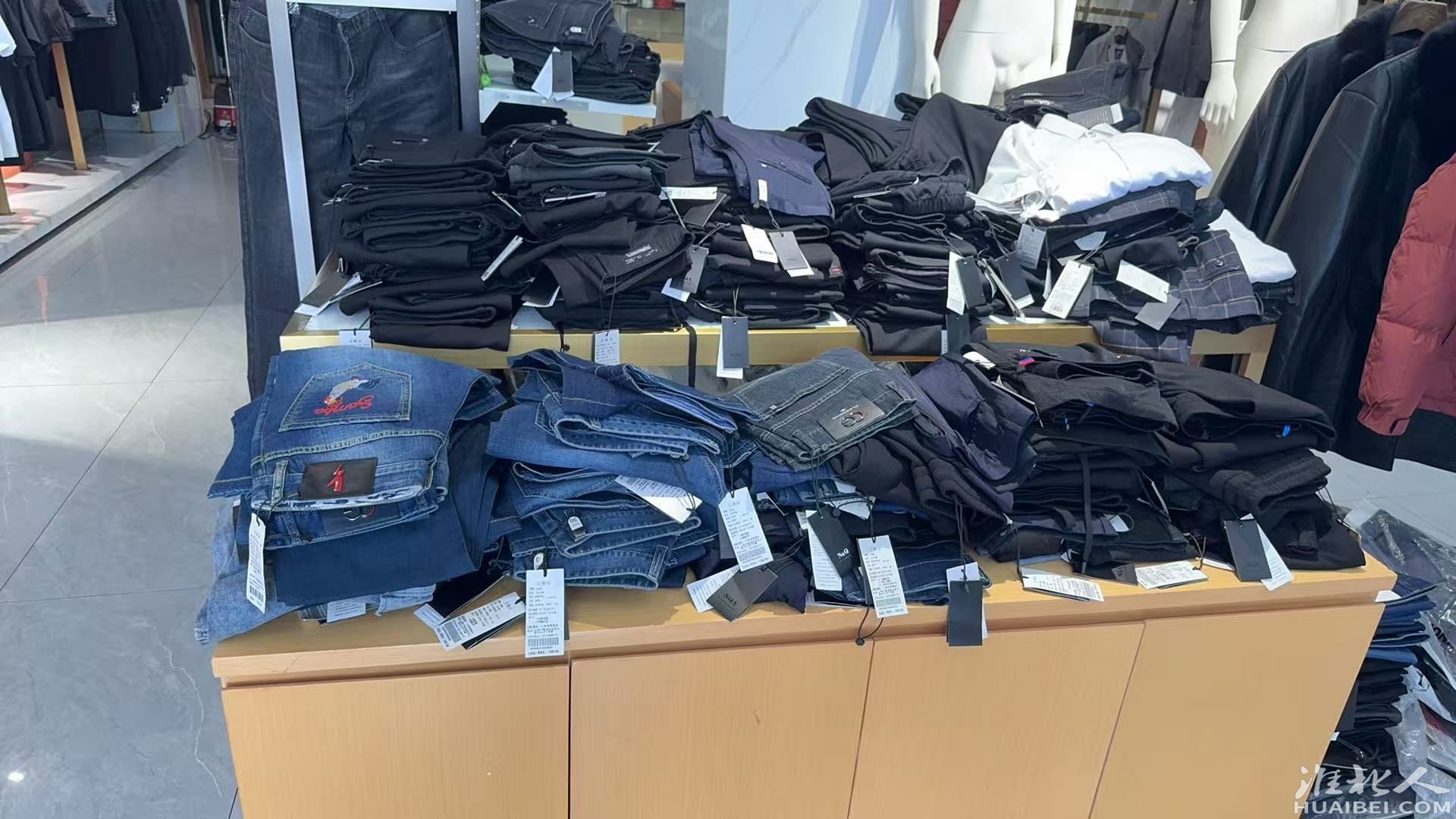 桌子、衣服柜各一个，每个100元.jpg